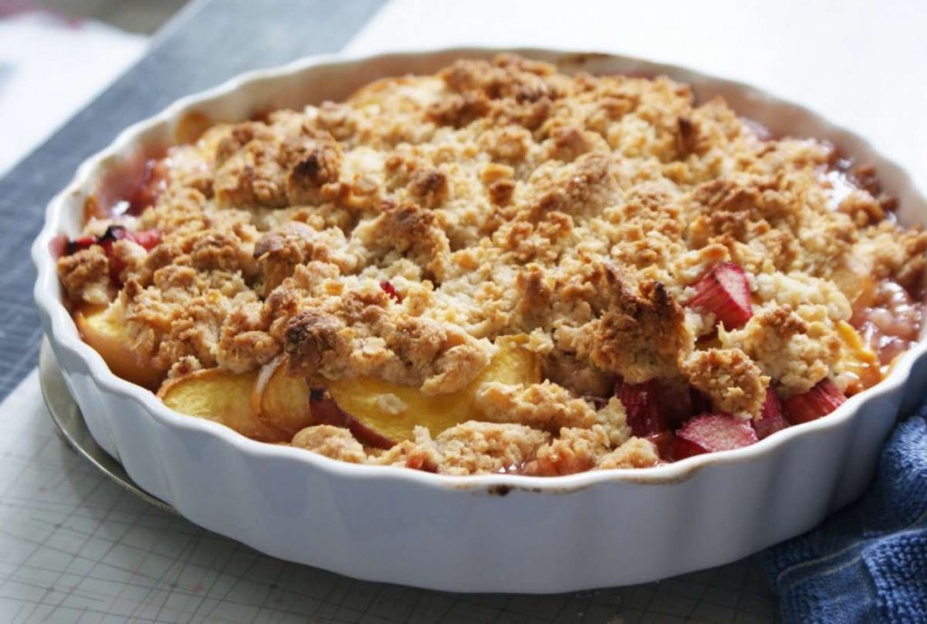 crumble-di-pesche-e-rabarbaro